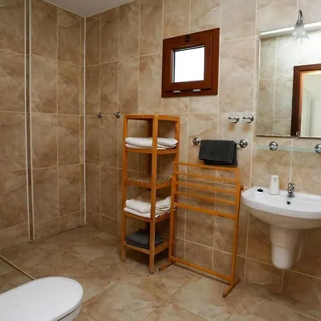 4 Bedroom Private Country House With Pool וילה *